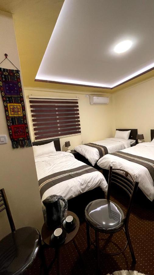 Ad Deir Guesthouse Вади Муса Екстериор снимка